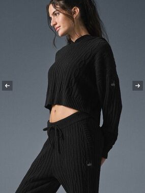 ALO Yoga Black Cable-Knit Winter Bliss Cropped Crew Sweater And Joggers set